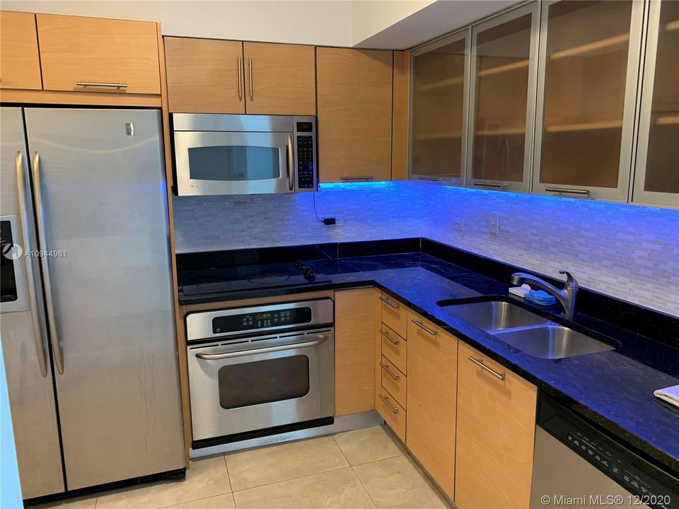 Recently Rented: $2,700 (2 beds, 2 baths, 1051 Square Feet)