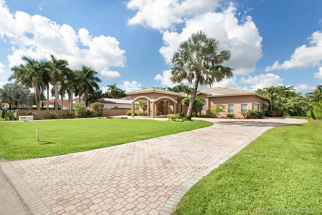 Vendido Recientemente: $1,349,900 (5 camas, 5 baños, 5172 Pies cuadrados)
