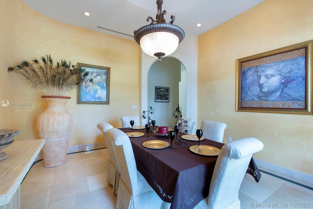 Vendido Recientemente: $1,349,900 (5 camas, 5 baños, 5172 Pies cuadrados)