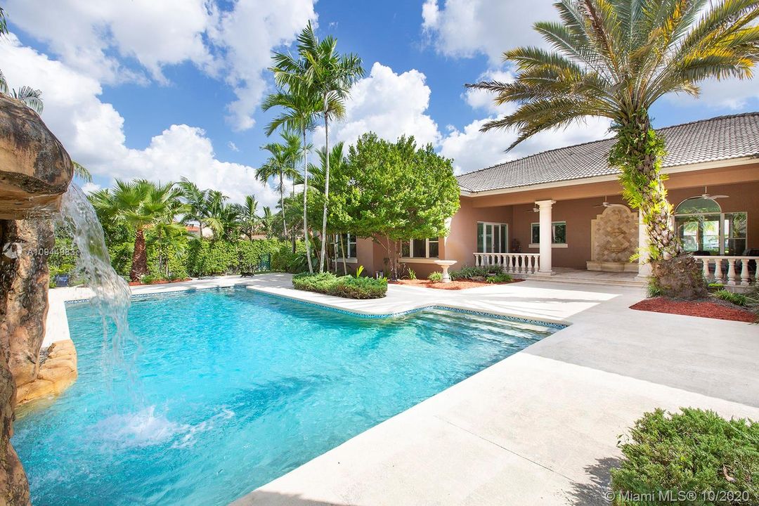 Vendido Recientemente: $1,349,900 (5 camas, 5 baños, 5172 Pies cuadrados)