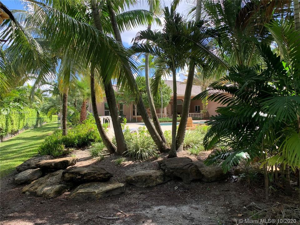 Vendido Recientemente: $1,349,900 (5 camas, 5 baños, 5172 Pies cuadrados)