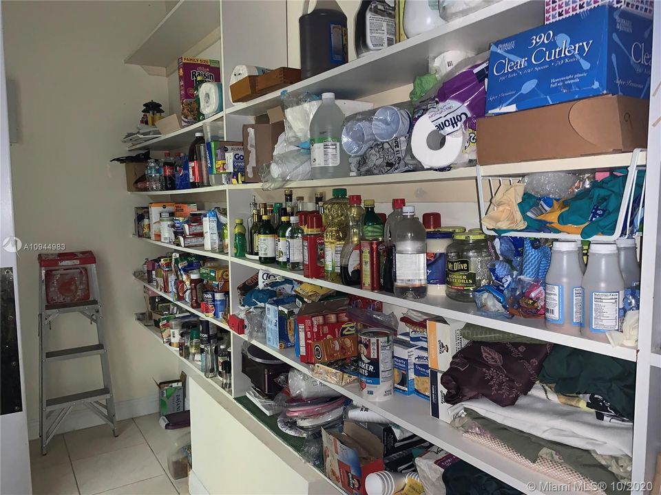 Vendido Recientemente: $1,349,900 (5 camas, 5 baños, 5172 Pies cuadrados)