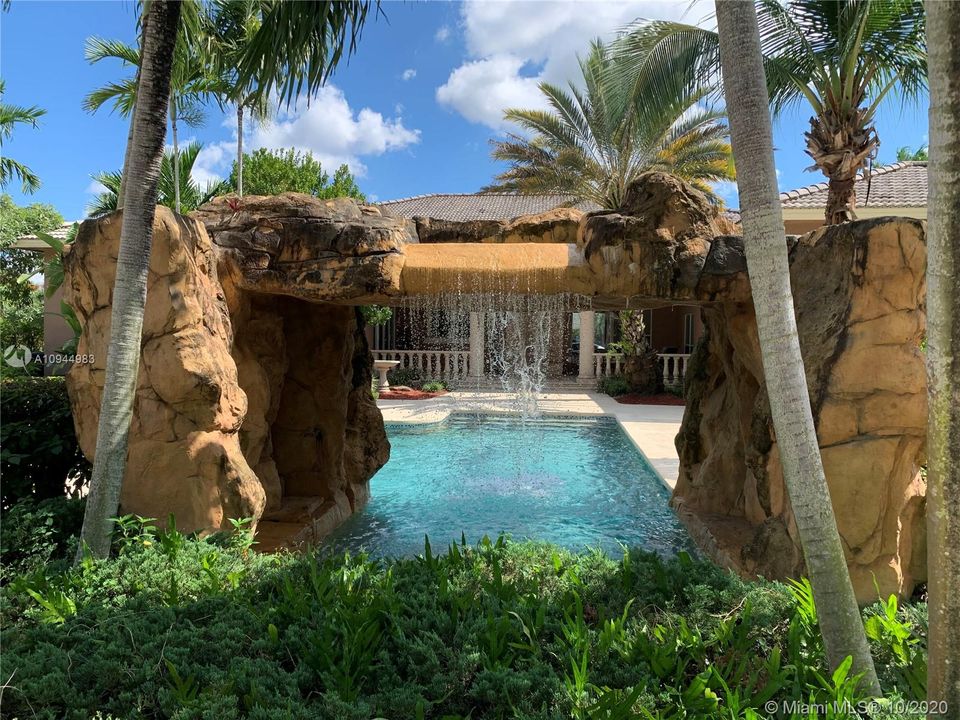 Vendido Recientemente: $1,349,900 (5 camas, 5 baños, 5172 Pies cuadrados)