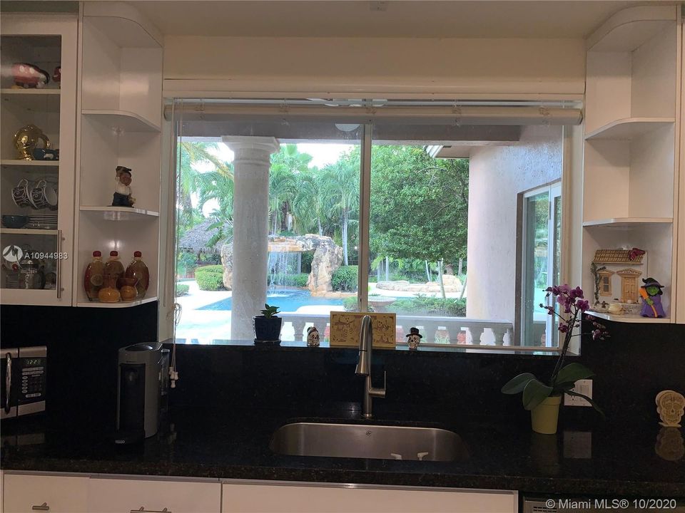 Vendido Recientemente: $1,349,900 (5 camas, 5 baños, 5172 Pies cuadrados)