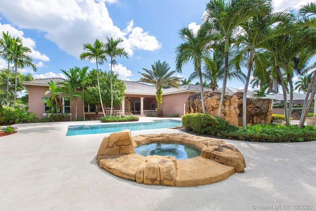 Vendido Recientemente: $1,349,900 (5 camas, 5 baños, 5172 Pies cuadrados)