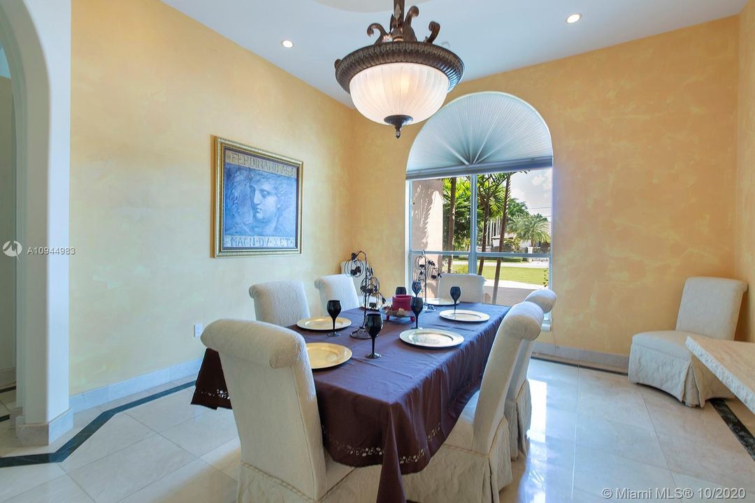 Vendido Recientemente: $1,349,900 (5 camas, 5 baños, 5172 Pies cuadrados)