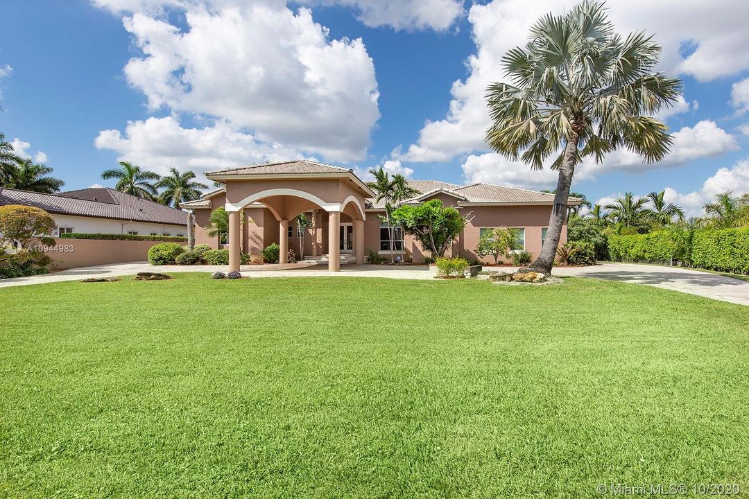 Vendido Recientemente: $1,349,900 (5 camas, 5 baños, 5172 Pies cuadrados)