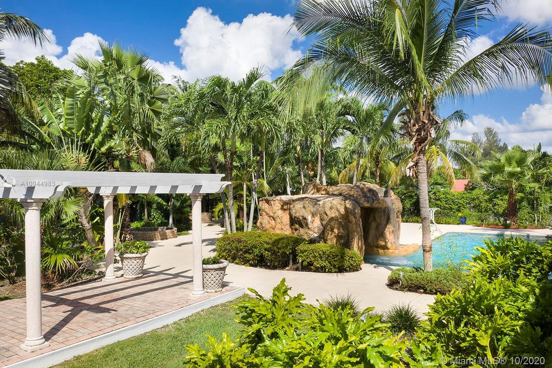Vendido Recientemente: $1,349,900 (5 camas, 5 baños, 5172 Pies cuadrados)
