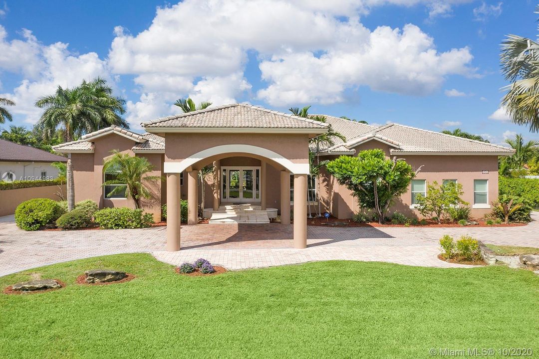 Vendido Recientemente: $1,349,900 (5 camas, 5 baños, 5172 Pies cuadrados)
