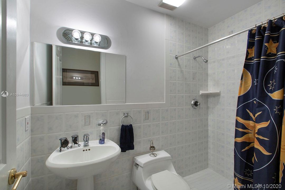Vendido Recientemente: $1,349,900 (5 camas, 5 baños, 5172 Pies cuadrados)