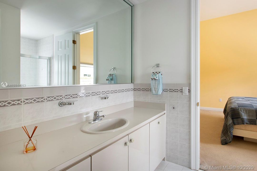 Vendido Recientemente: $1,349,900 (5 camas, 5 baños, 5172 Pies cuadrados)