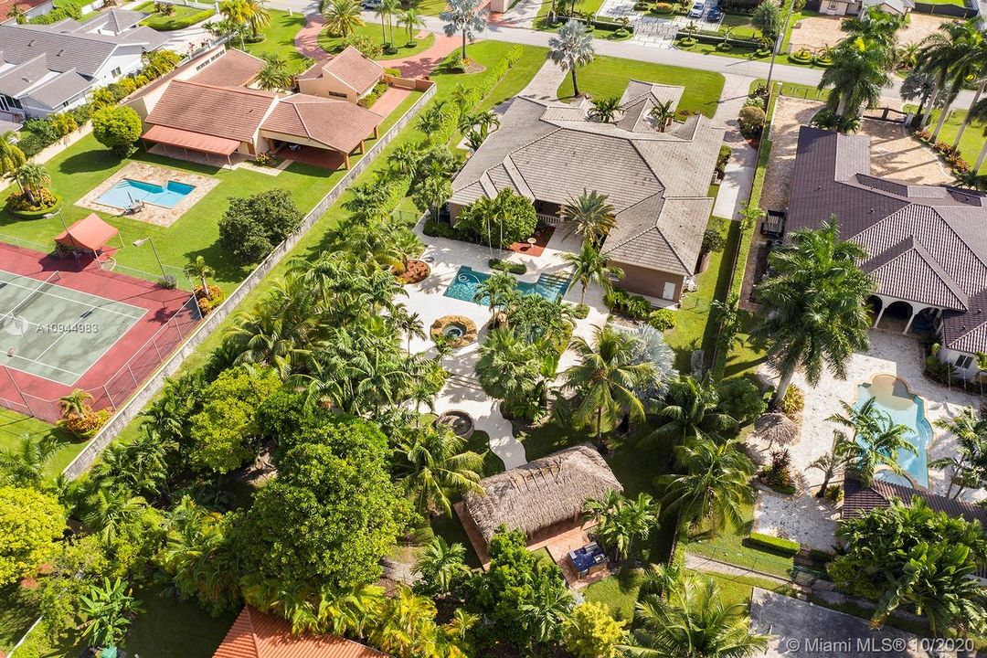 Vendido Recientemente: $1,349,900 (5 camas, 5 baños, 5172 Pies cuadrados)