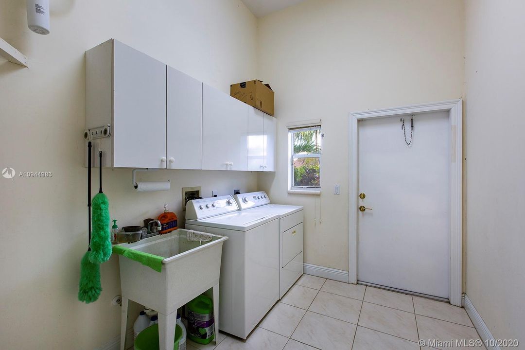 Vendido Recientemente: $1,349,900 (5 camas, 5 baños, 5172 Pies cuadrados)