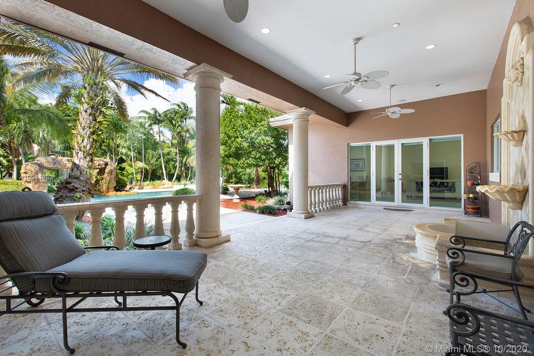 Vendido Recientemente: $1,349,900 (5 camas, 5 baños, 5172 Pies cuadrados)