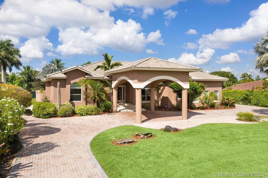 Vendido Recientemente: $1,349,900 (5 camas, 5 baños, 5172 Pies cuadrados)