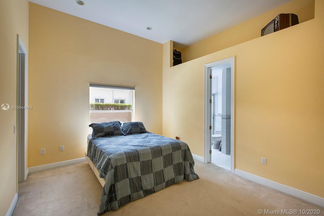 Vendido Recientemente: $1,349,900 (5 camas, 5 baños, 5172 Pies cuadrados)