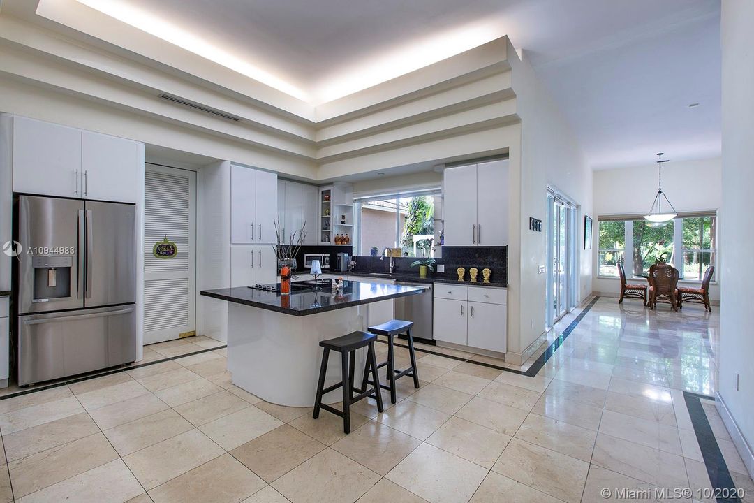 Vendido Recientemente: $1,349,900 (5 camas, 5 baños, 5172 Pies cuadrados)