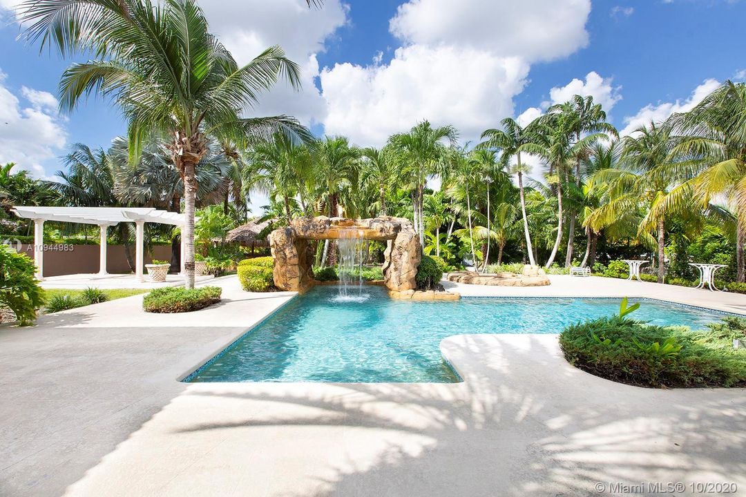 Vendido Recientemente: $1,349,900 (5 camas, 5 baños, 5172 Pies cuadrados)