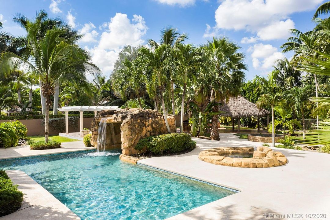 Vendido Recientemente: $1,349,900 (5 camas, 5 baños, 5172 Pies cuadrados)