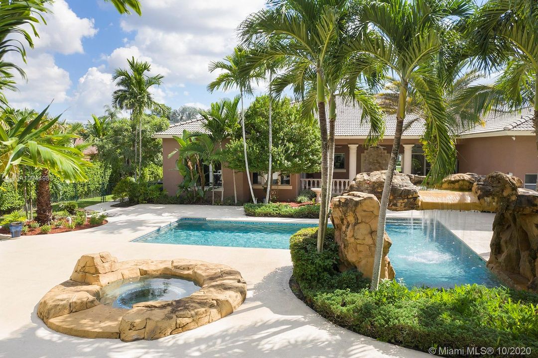 Vendido Recientemente: $1,349,900 (5 camas, 5 baños, 5172 Pies cuadrados)