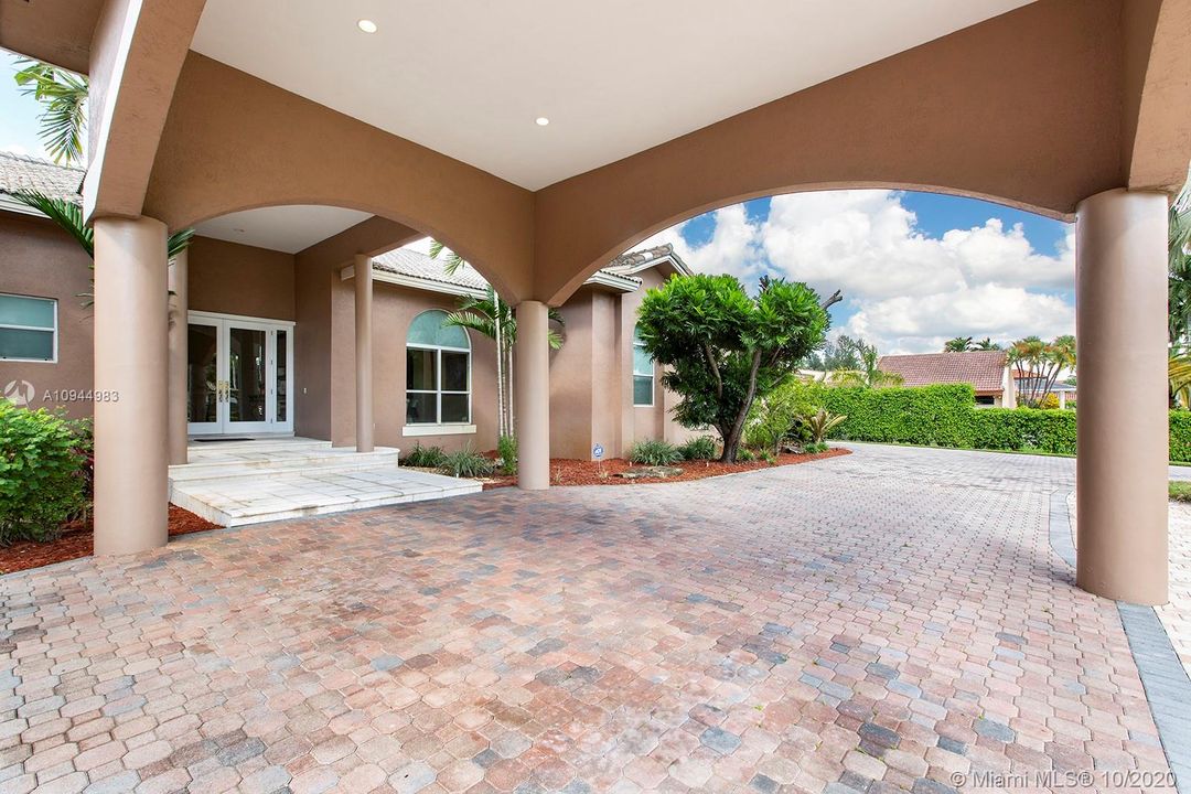 Vendido Recientemente: $1,349,900 (5 camas, 5 baños, 5172 Pies cuadrados)