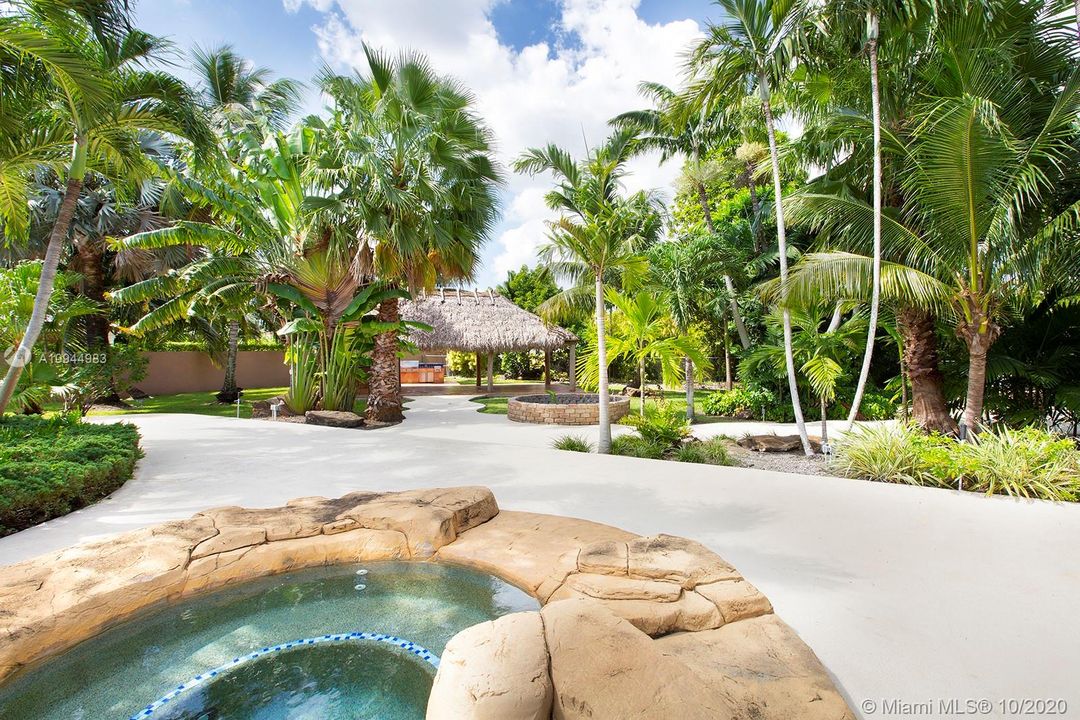 Vendido Recientemente: $1,349,900 (5 camas, 5 baños, 5172 Pies cuadrados)