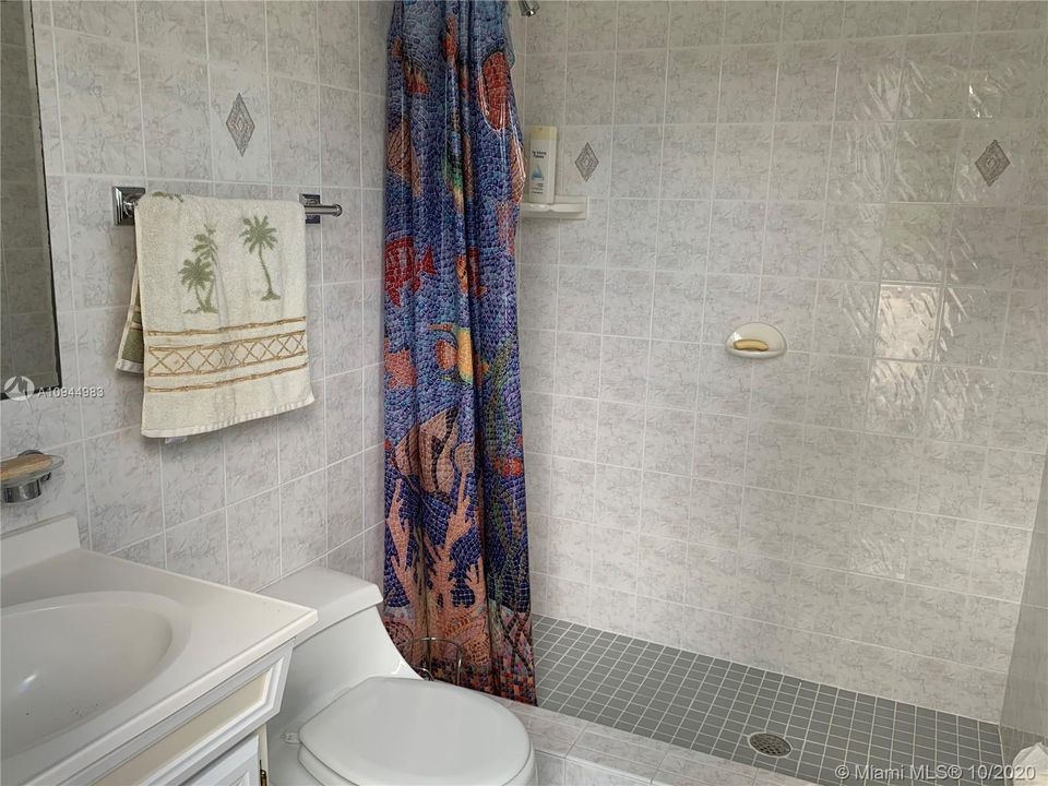 Vendido Recientemente: $1,349,900 (5 camas, 5 baños, 5172 Pies cuadrados)