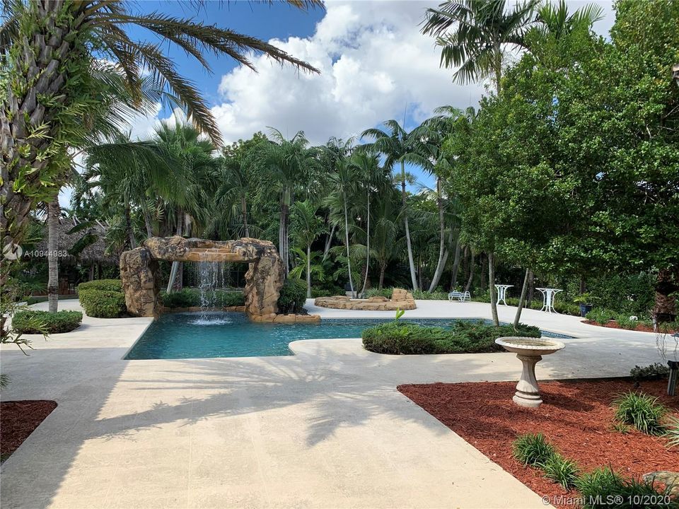 Vendido Recientemente: $1,349,900 (5 camas, 5 baños, 5172 Pies cuadrados)