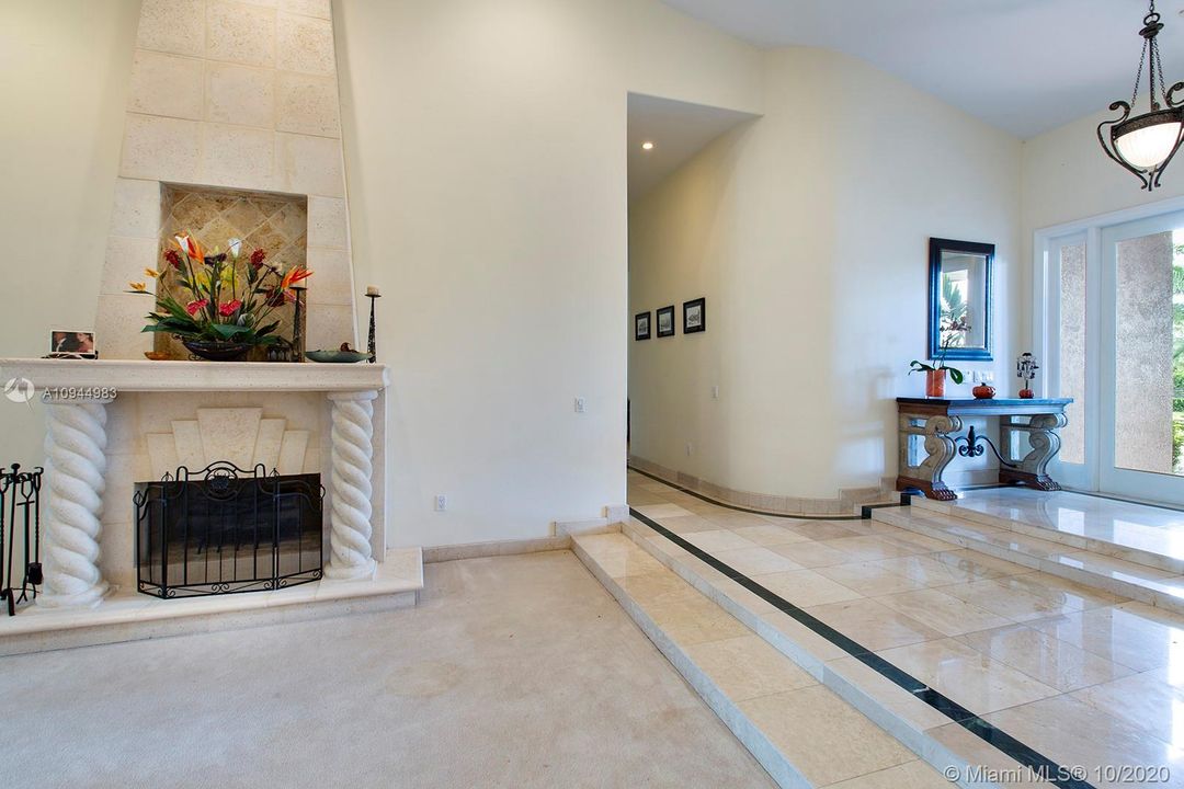 Vendido Recientemente: $1,349,900 (5 camas, 5 baños, 5172 Pies cuadrados)