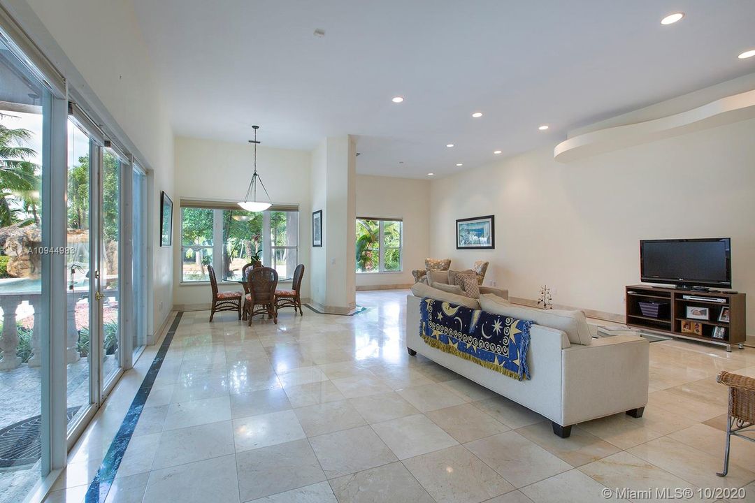 Vendido Recientemente: $1,349,900 (5 camas, 5 baños, 5172 Pies cuadrados)