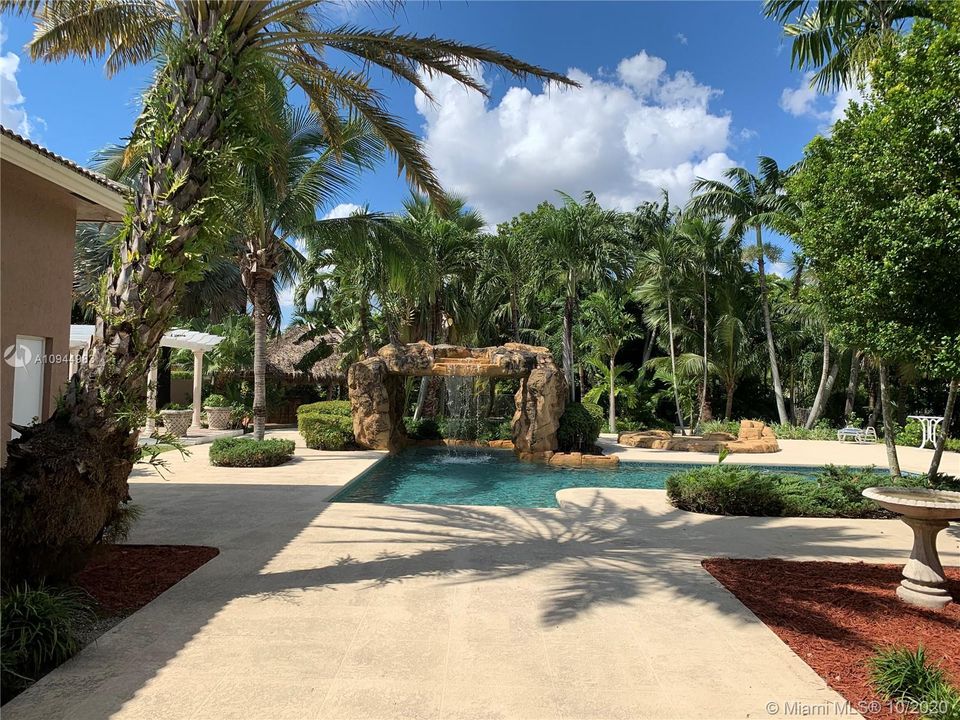 Vendido Recientemente: $1,349,900 (5 camas, 5 baños, 5172 Pies cuadrados)