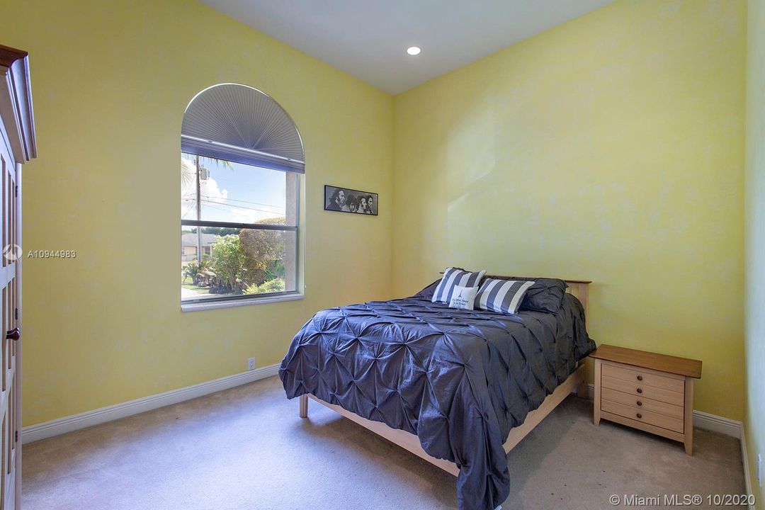 Vendido Recientemente: $1,349,900 (5 camas, 5 baños, 5172 Pies cuadrados)