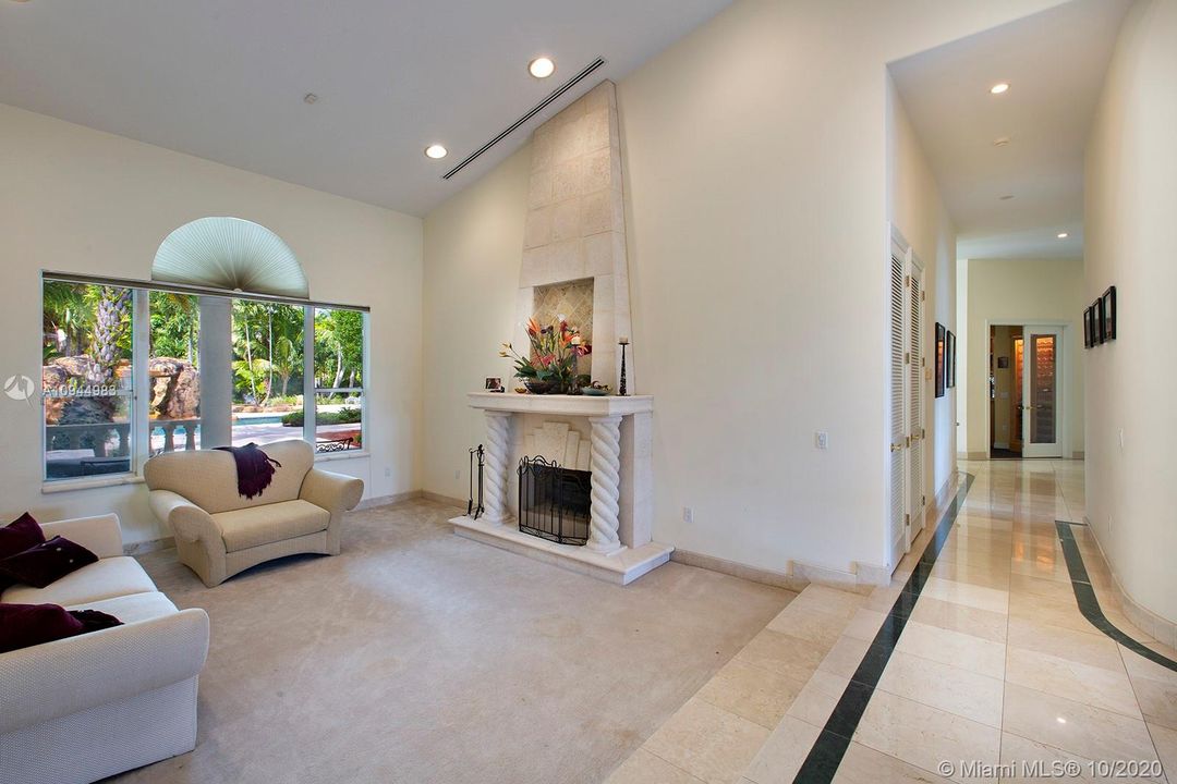 Vendido Recientemente: $1,349,900 (5 camas, 5 baños, 5172 Pies cuadrados)
