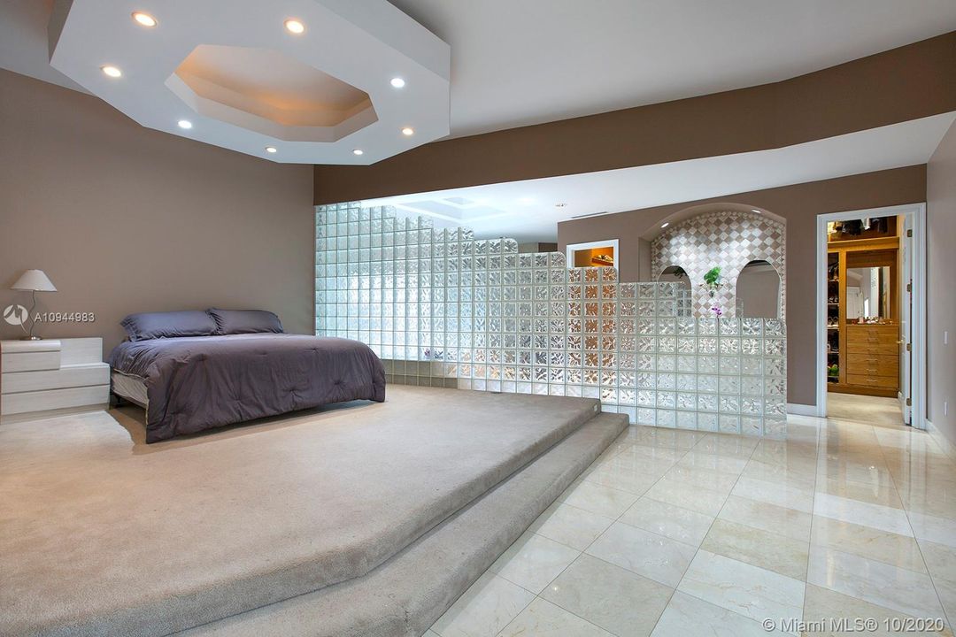 Vendido Recientemente: $1,349,900 (5 camas, 5 baños, 5172 Pies cuadrados)