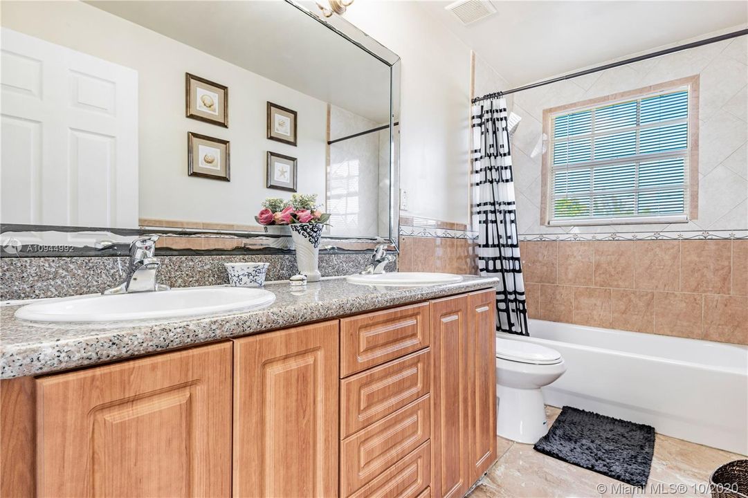 Guest bathroom 3