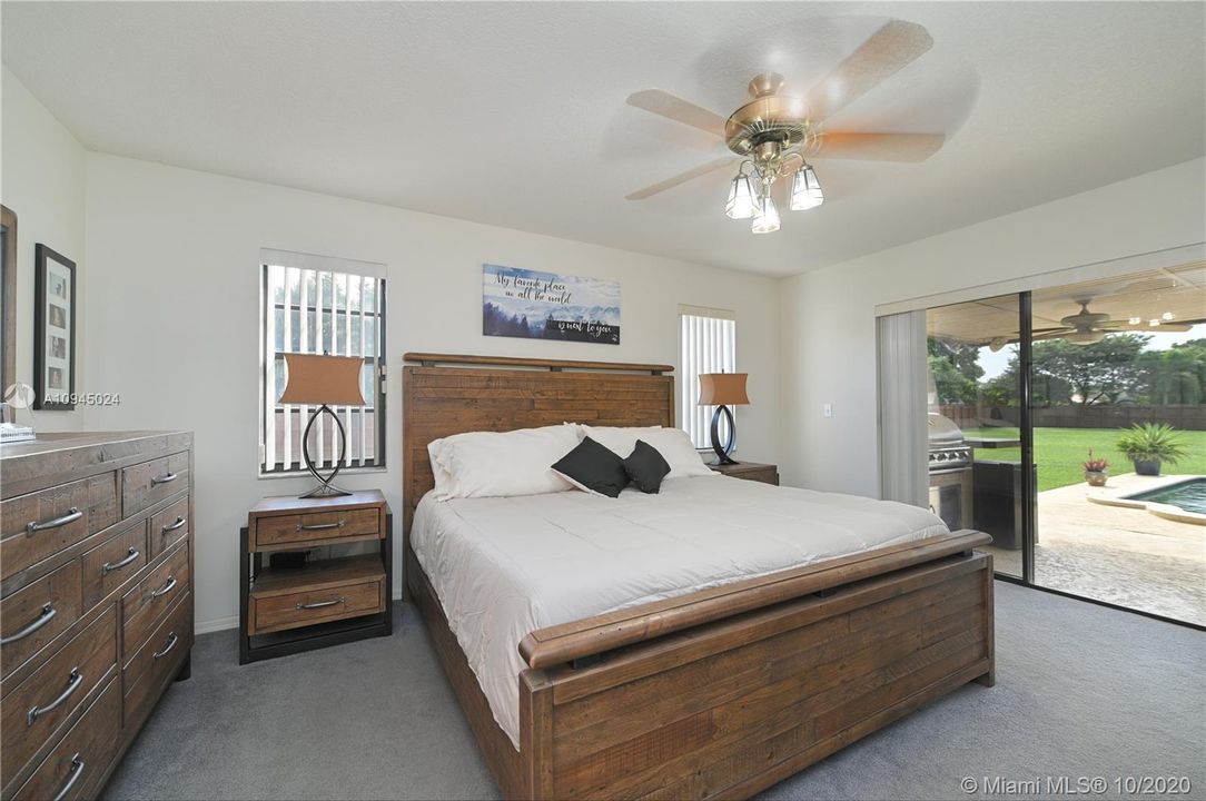 Vendido Recientemente: $489,900 (4 camas, 2 baños, 2246 Pies cuadrados)