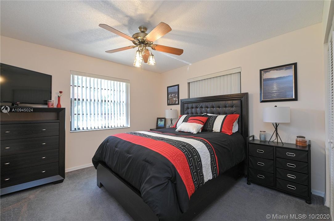 Vendido Recientemente: $489,900 (4 camas, 2 baños, 2246 Pies cuadrados)