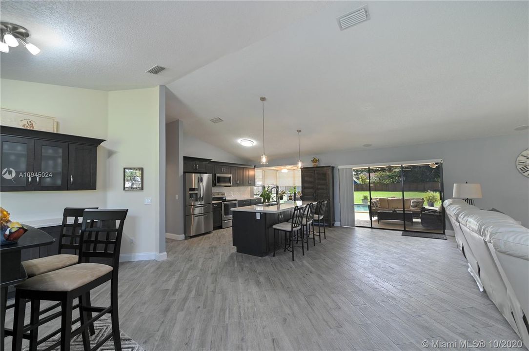 Vendido Recientemente: $489,900 (4 camas, 2 baños, 2246 Pies cuadrados)