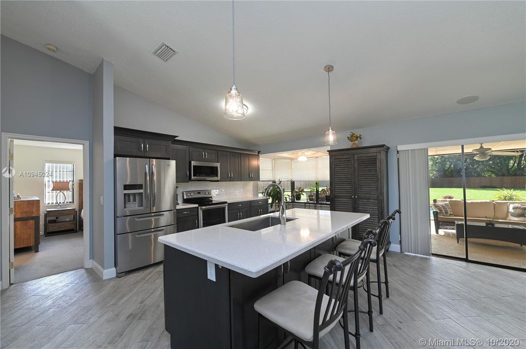 Vendido Recientemente: $489,900 (4 camas, 2 baños, 2246 Pies cuadrados)