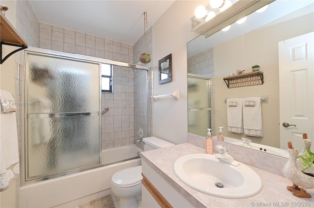 Vendido Recientemente: $489,900 (4 camas, 2 baños, 2246 Pies cuadrados)