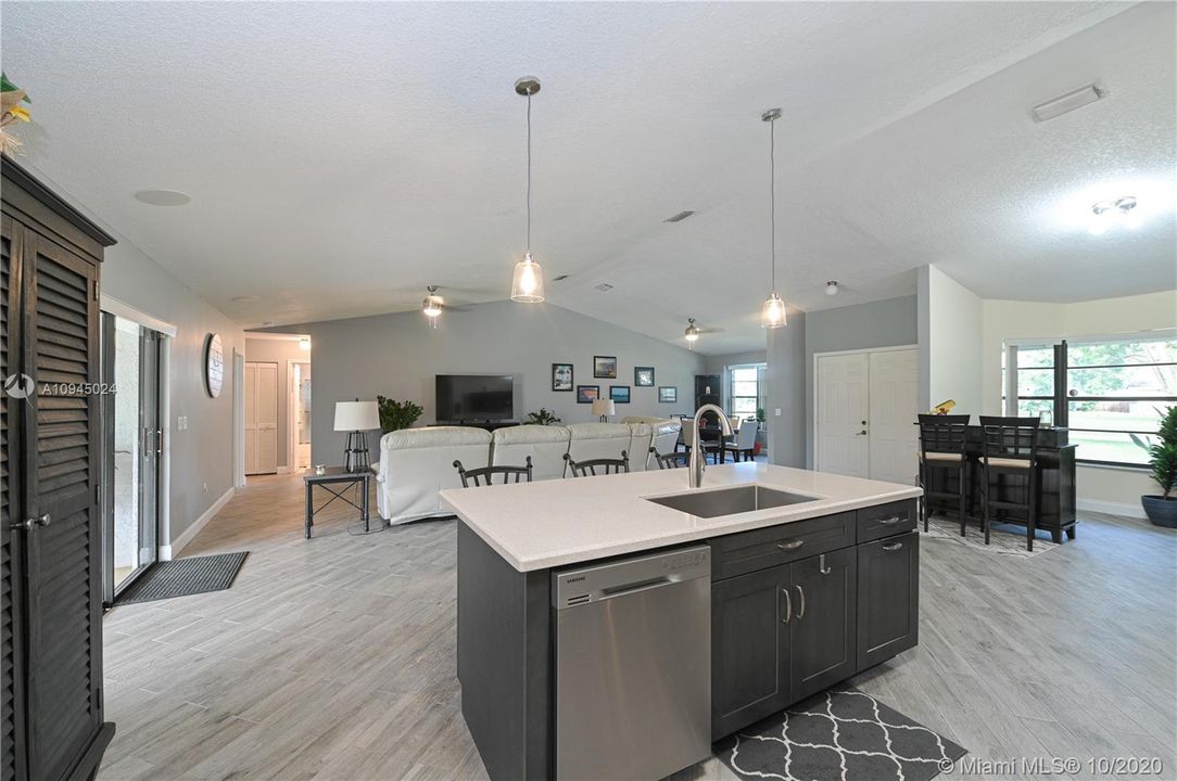 Vendido Recientemente: $489,900 (4 camas, 2 baños, 2246 Pies cuadrados)