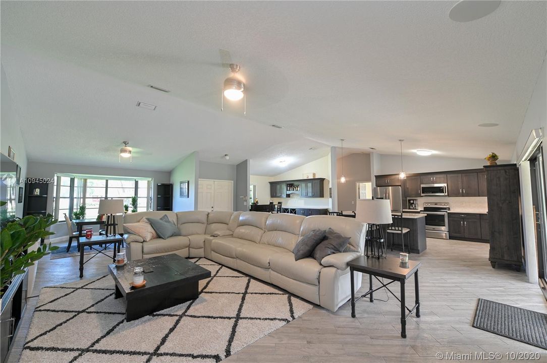 Vendido Recientemente: $489,900 (4 camas, 2 baños, 2246 Pies cuadrados)