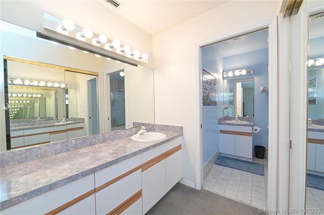 Vendido Recientemente: $489,900 (4 camas, 2 baños, 2246 Pies cuadrados)