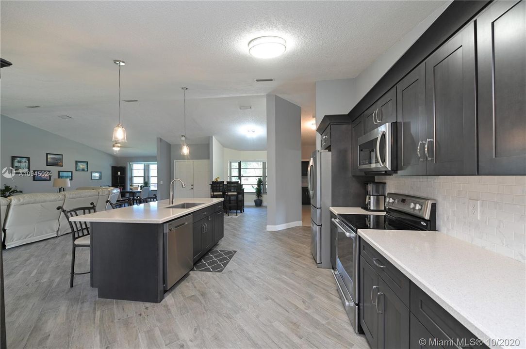 Vendido Recientemente: $489,900 (4 camas, 2 baños, 2246 Pies cuadrados)