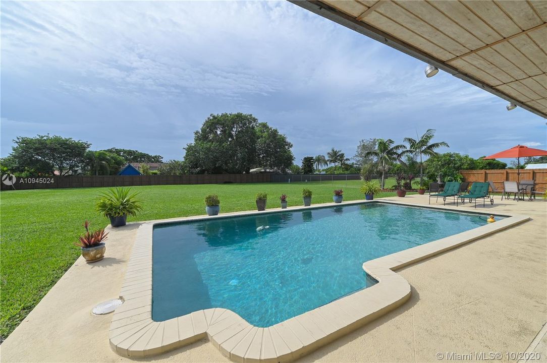 Vendido Recientemente: $489,900 (4 camas, 2 baños, 2246 Pies cuadrados)