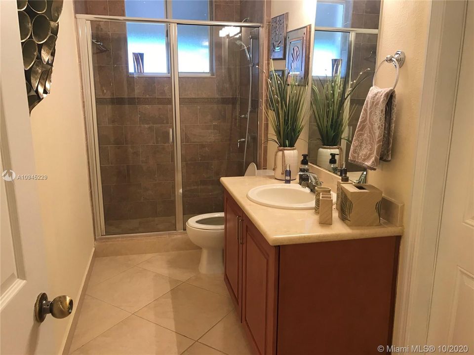 Vendido Recientemente: $999,000 (4 camas, 3 baños, 0 Pies cuadrados)