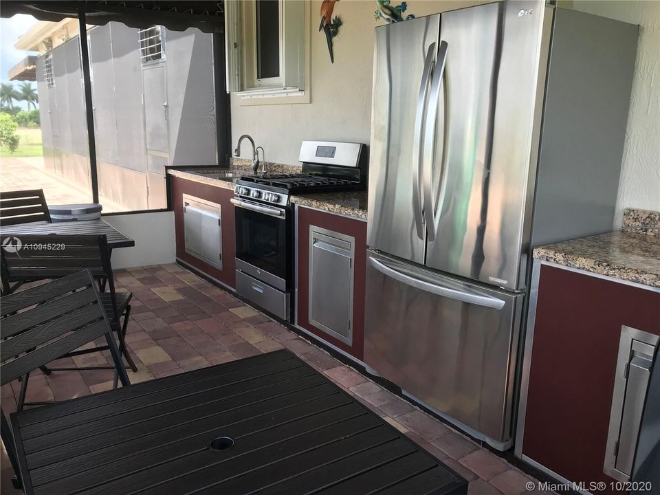 Vendido Recientemente: $999,000 (4 camas, 3 baños, 0 Pies cuadrados)