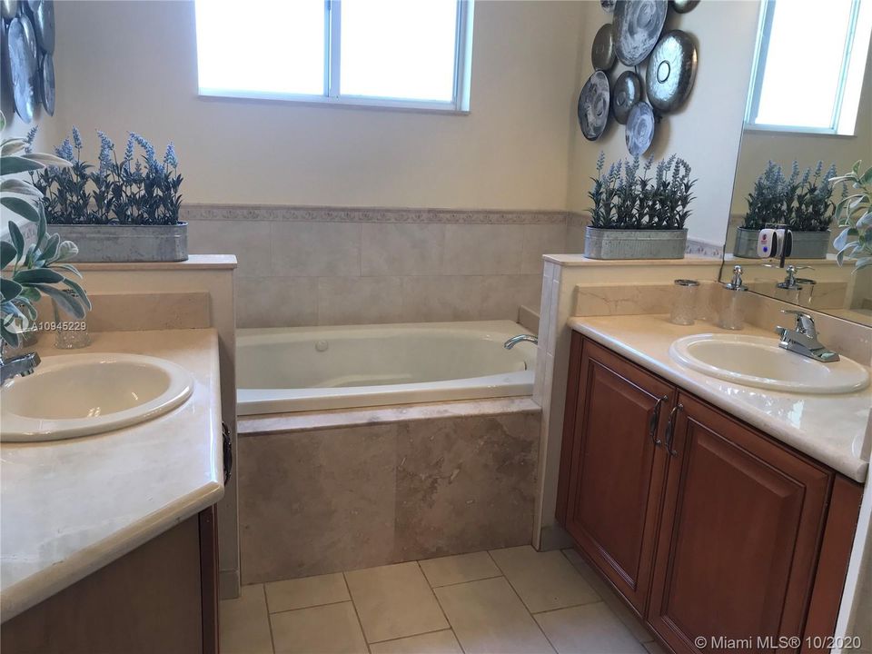 Vendido Recientemente: $999,000 (4 camas, 3 baños, 0 Pies cuadrados)
