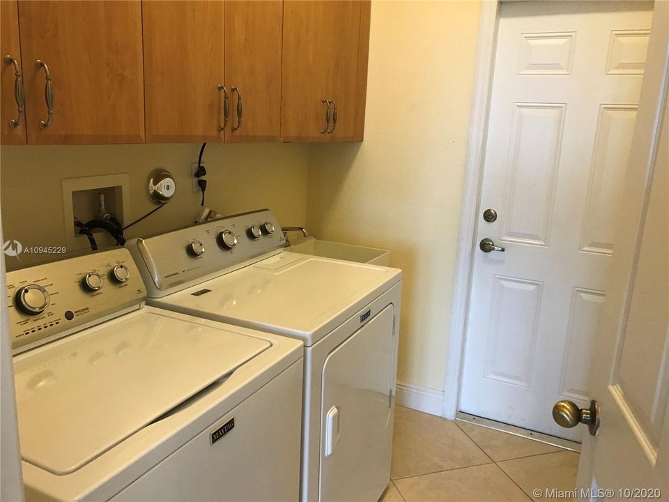 Vendido Recientemente: $999,000 (4 camas, 3 baños, 0 Pies cuadrados)