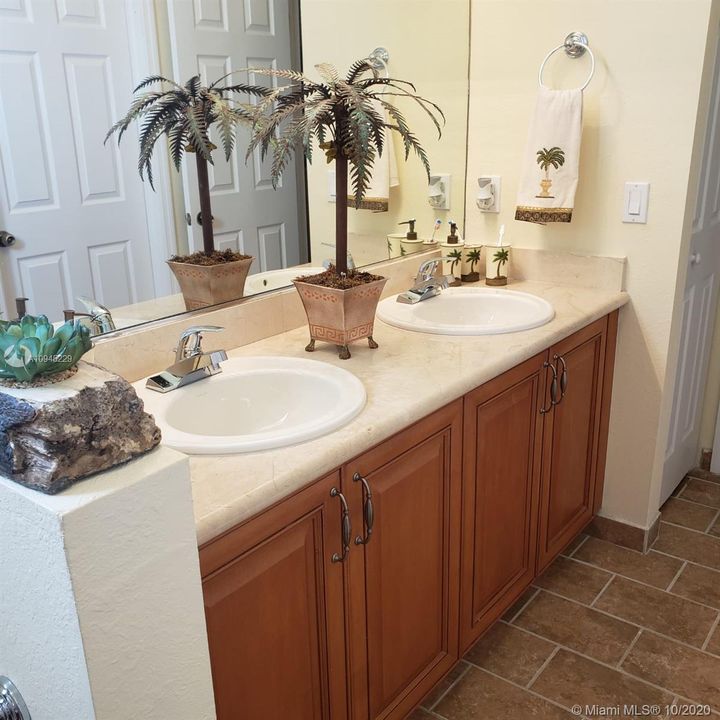 Vendido Recientemente: $999,000 (4 camas, 3 baños, 0 Pies cuadrados)